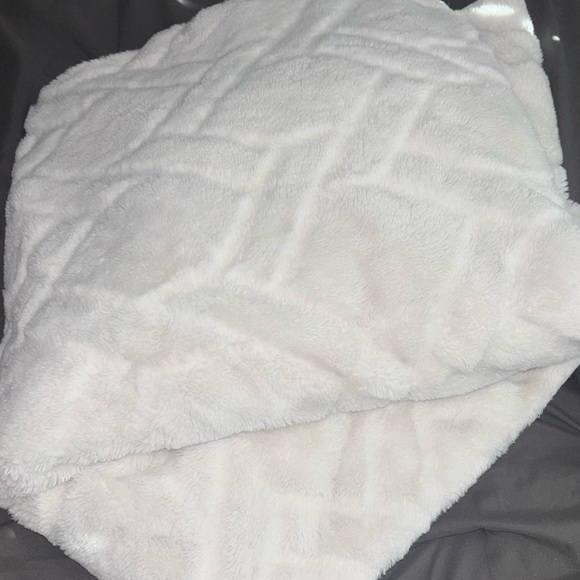 Koolaburra by Ugg Faux Fur Throw - Picture 3 of 10